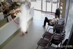 制服男人一男子全身赤裸、持刀进入奶茶店被店员合力制服！