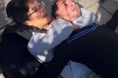 山东小伙在西班牙用裸绞制服窃贼警察竖起大拇指称赞的英勇事迹！制服的绣惑漫画警察篇免费
