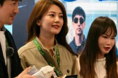 高圆圆扫楼生图笑容治愈与张鲁一互动超甜眼角皱纹也挡不住美？高圆圆图片高清写真图片