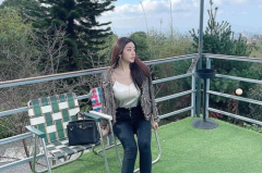 小姐姐踢海洋球图片,小姐姐活力踢球瞬间